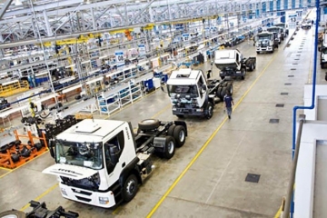 Produção de caminhões avança 52% no mês